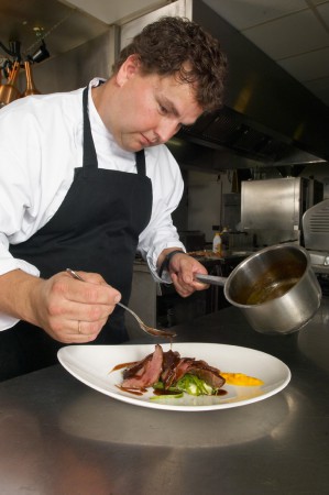 Ree met een jus van rode wijn